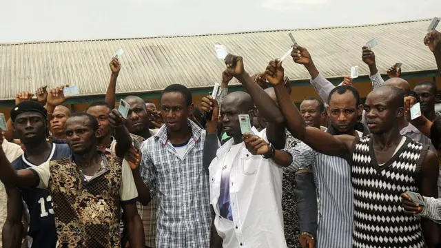 Awon ọdọ pẹlu kaadi idibo wọn