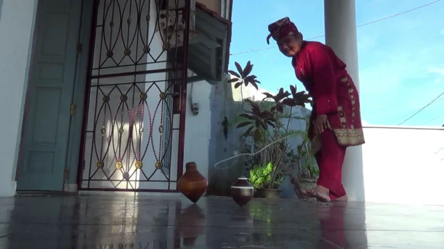 Agus MD memutar gasing.