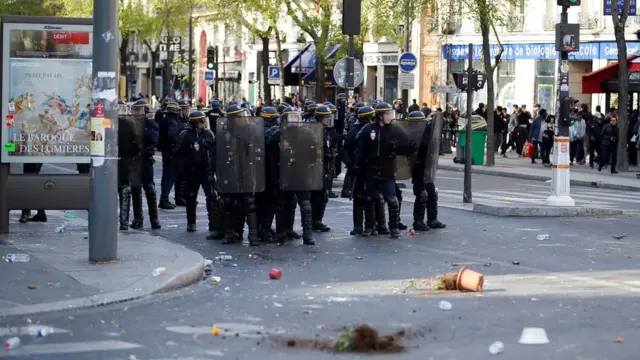 巴黎悼念刘少尧集会现场附近一群防暴警察被扔花盘（2/4/2017）