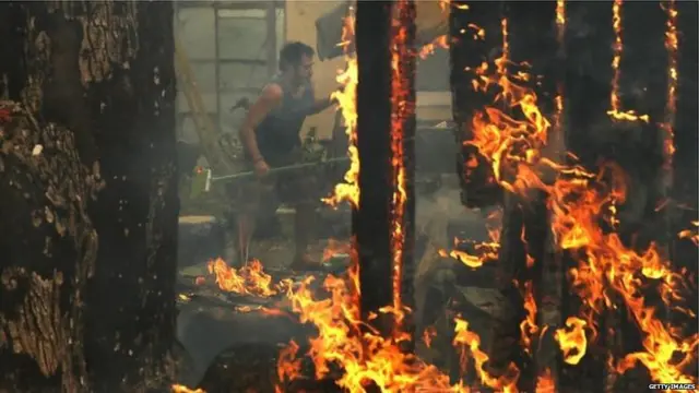 आगीतून बाहेर पडताना युवक