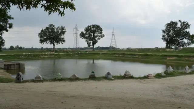 कुशीनगर से 20 किलोमीटर दूर देवरिया देहात गांव का तालाब