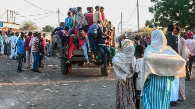 போர் மூண்டதால் வெளியேறி சூடானுக்கு செல்லும் மக்கள்.