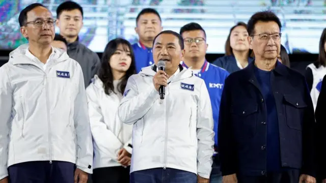 支持者を前に敗北を認めた、最大野党・国民党の侯友宜氏（13日夜、台北）