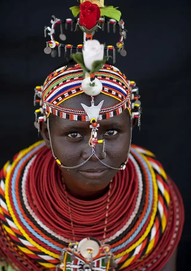 Kenya'da yarı göçebe Rendilli bir genç kız ve başlığı