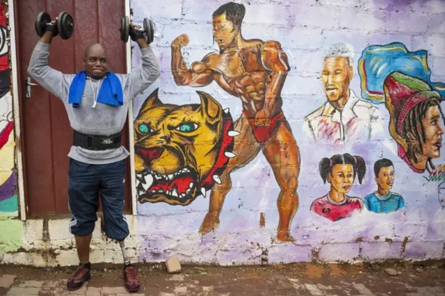 Wani mai nakasa Lehlogovolo Shikava ya daga wani abu mai nauyi a wani wjaen motsa jiki a Johannesburg na Afirka ta Kudu a ranar 19 ga watan Fabrairun 2020