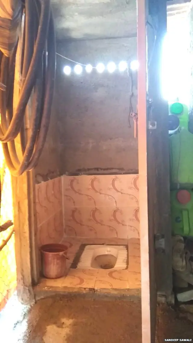 सुनिता रमेश वाघ यांच्या घरीही शौचालय बांधून देण्यात आलं आहे.