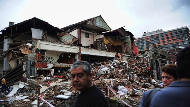 Casas destruidas en Concepción y sobrevivientes tras el terremoto de 2010