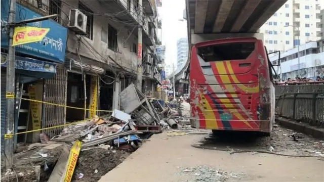 যে ভবনে বিস্ফোরণ হয়েছে, তার সামনের সড়কে থাকা একটি বাসও ব্যাপকভাবে ক্ষতিগ্রস্ত হয়েছে