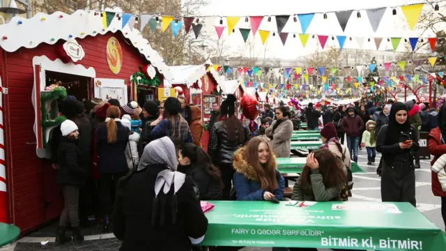 Bakıda Yeni ilin yolkasını bəzəyirlər
