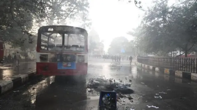 কানপুরে বিক্ষোভে ক্ষতিগ্রস্ত বাস