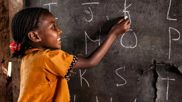 Дети, рожденные в трущобах африканских городов, имеют куда меньше шансов на долгую и здоровую жизнь, чем их сверстники из стран Запада