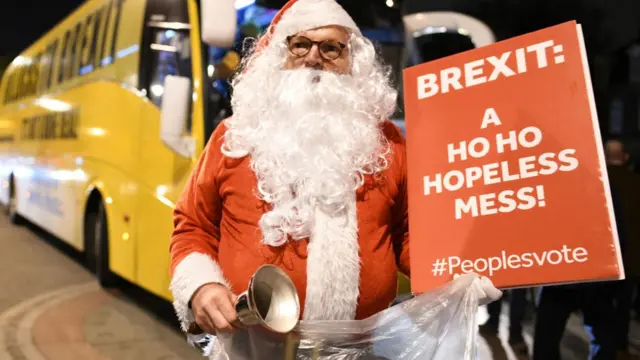 સંસદ આગળ ગઈ કાલે સાંતાક્લોઝનો પ્લેકાર્ડ સાથે દેખાવ