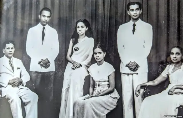 නෙවිල් ජයවීර (වමේ සිට දෙවෙනියා) සිය සොයුරු ස්ටැන්ලි, සොයුරියන් දෙදෙනා සහ දෙමාපියන් සමඟ