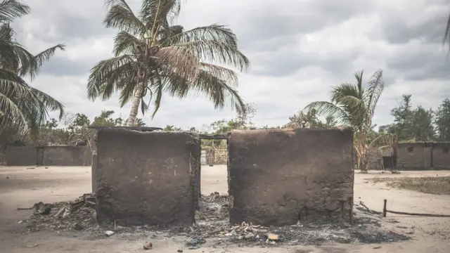Une maison détruite dans le village d'Aldeia da Paz, au Mozambique.