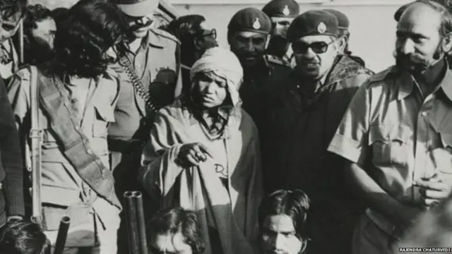 ਆਤਮ ਸਮਰਪਣ ਤੋਂ ਬਾਅਦ ਫੂਲਨ ਦੇਵੀ (ਵਿਚਾਲੇ) ਅਫਸਰ ਰਾਜੇਂਦਰ ਚਤੁਰਵੇਦੀ (ਸੱਜੇ ਪਾਸੇ ਤੋਂ ਦੂਜੇ ਨੰਬਰ 'ਤੇ)