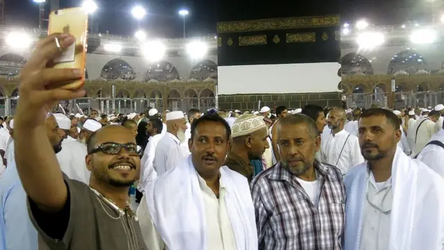 Entre tradition et modernité, la Mecque n’échappe pas à la mode du selfie.