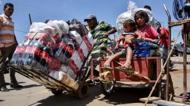 Venezolano con paquetes