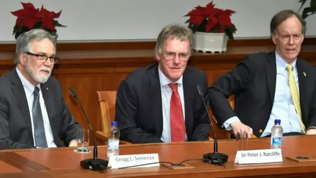 Peter Ratcliffe, Gregg Semenza (izquierda) y William Kaelin