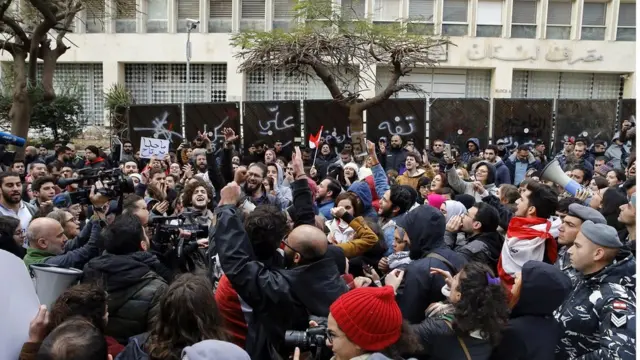 Manifestantes durante ato no Líbano