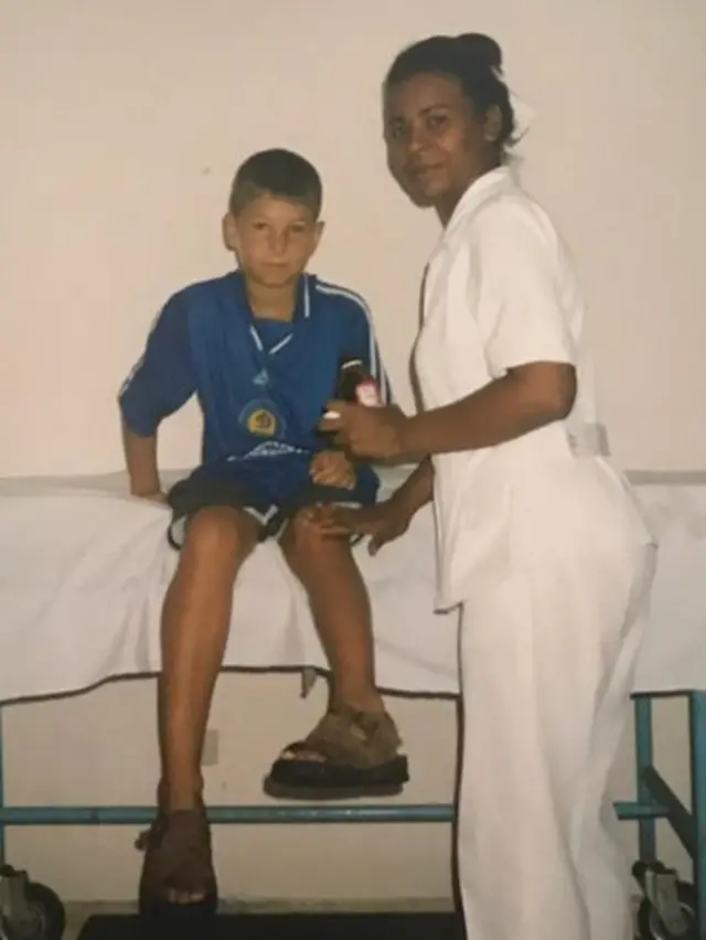 El ucraniano Roman Gerus en Cuba junto a una enfermera