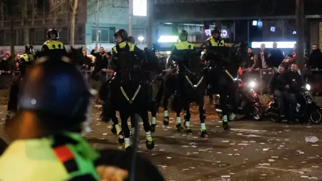 ทางการเนเธอร์แลนด์ใช้ตำรวจม้าและรถฉีดน้ำเพื่อสลายการชุมนุม