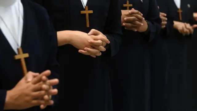 Monjas rezando.