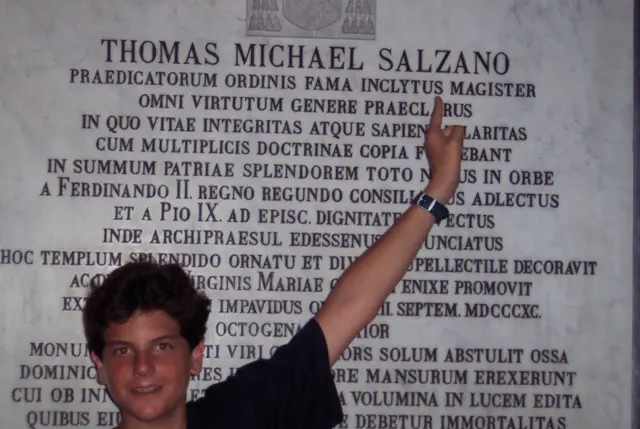 Carlo Acutiscassino aposta onlinefrente a uma placa sobre Thomas Michael Salzano, antigo bispocassino aposta onlineNapoli