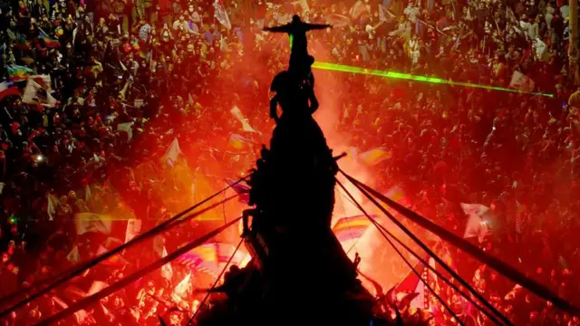 Poster de "Mi país imagnario" que muestra la plaza Baquedano abarrotada de gesnte un día de las protestas.