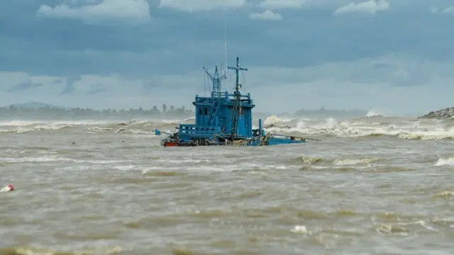 เรือประมงจมลงในทะเลใกล้นราธิวาส เพราะคลื่นลมจากอิทธิพลของพายุปาบึก