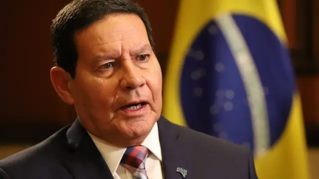 Mourão fala, com bandeira do Brasil ao fundo