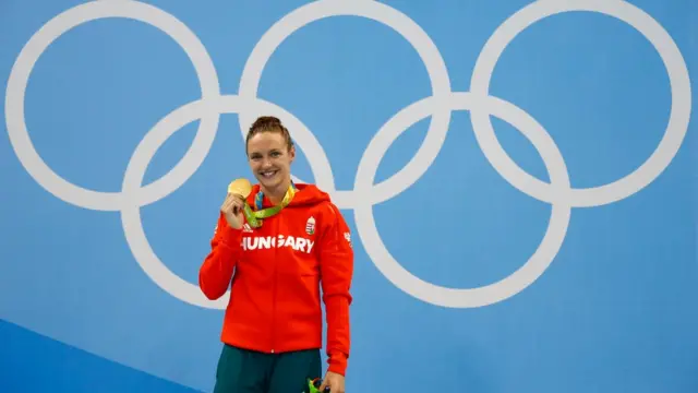 Katinka Hosszu con la medalla de oro de los 400 metros combinados de Río 2016.