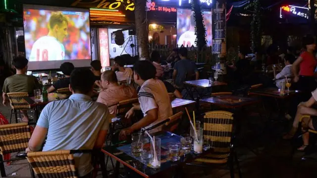 Khán giả theo dõi bóng đá tại một quán café, ảnh minh họa.