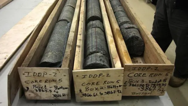 這些岩芯樣品是鑽井隊確定他們鑽頭經過材質的唯一方式（圖片來源：Chris Baraniuk)