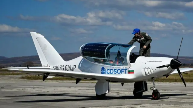 Rutherford revisando su avión