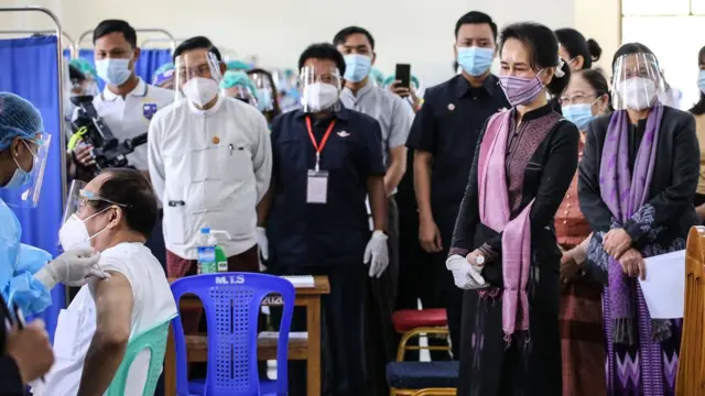 နေပြည်တော်မှာ ကျန်းမာရေးဝန်ကြီးအပါအဝင် ကျန်းမာရေးဝန်ထမ်းတွေ ကိုဗစ်ကာကွယ်ဆေးထိုးစဥ် လာရောက်ကြည့်ရှုတဲ့ ဒေါ်အောင်ဆန်းစုကြည်