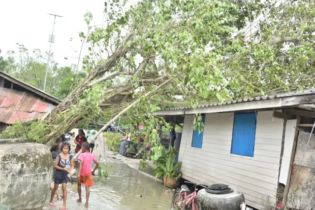 เด็ก ๆ กับสภาพบ้านเรือนหลังพายุปาบึกพัดผ่านที่แหลมตะลุมพุก
