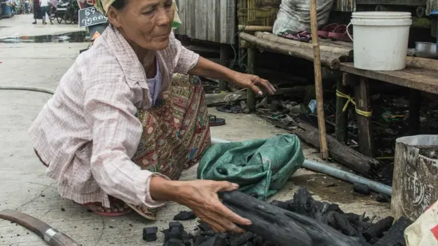 အခြေခံလူတန်းစားမိသားစုတွေအတွက် နေ့စဉ်လုပ်အားခ မရတော့တာကြောင့်လည်း သူတို့ရဲ့ နေ့စဉ်စား သောက်ရေးကိုဖြေရှင်းဖို့ ပြဿနာတရပ်လို့ ဖြစ်လာနေပါတယ်။