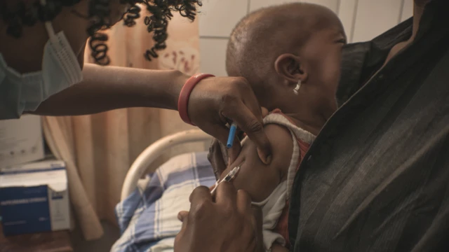 Un enfant qui pleure pendant qu'il est vacciné