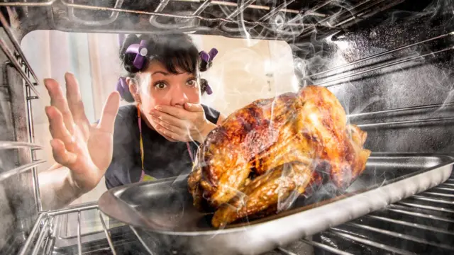 Женщина и сгоревшая индюшка