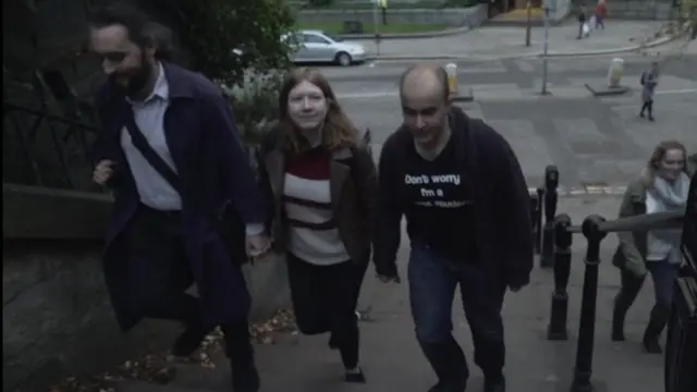Morgan, Noni y Oliver subiendo unas escaleras de la mano. Foto: BBC.