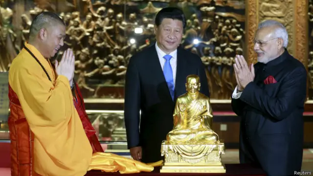 චීන විහාරයක් අගමැති නරේන්ද්‍ර මෝඩි වෙත බුදුපිළිමයක් පරිත්‍යාග කළ අවස්ථාවක්