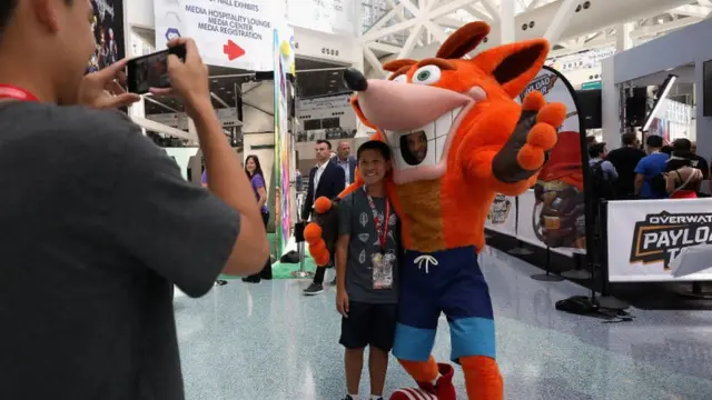 Hombre disfrazado del protagonista en Crash Bandicoot.