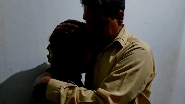 Seks mashinasi porno qiz Korgazma ishtirokchilari yalangoch va kulgili