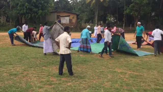 පාසල් බිමක් සිකුරාදා යාඥාවට සකසමින්