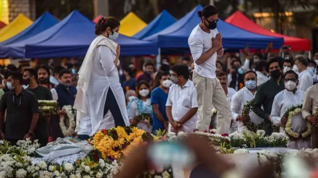 দোয়া শেষ করে লতার মরদেহের চারদিক ঘুরছেন শাহরুখ খান ও তার ম্যানেজার পূজা দাদলানি।