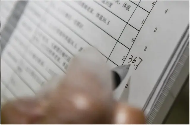 圖為社區工作人員登記排查數據