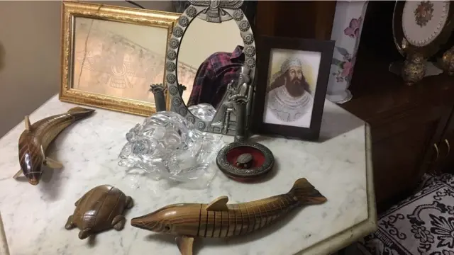 ટેબલ પર શો પીસ અને પારસી ભગવાનની તસવીર