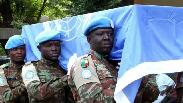 Sojojin Majalisar Dinkin Duniya dauke da gawar wani takwaransu