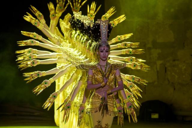 رقصة الأصابع الفلكلورية أداها يوم السبت راقصون من تايلاند في مهرجان قرطاج الدولي بتونس
