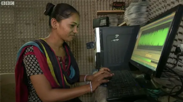 రేడియో స్టేషన్లో పని చేస్తోన్న మహిళ